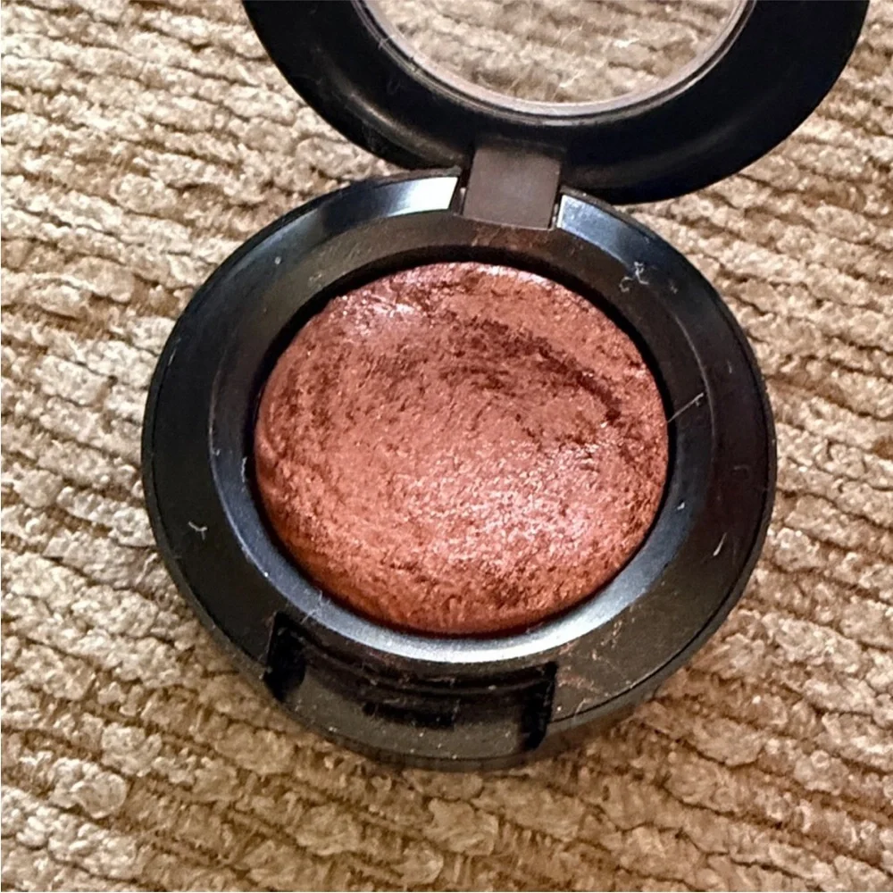 MAC Cosmetics preowned item
